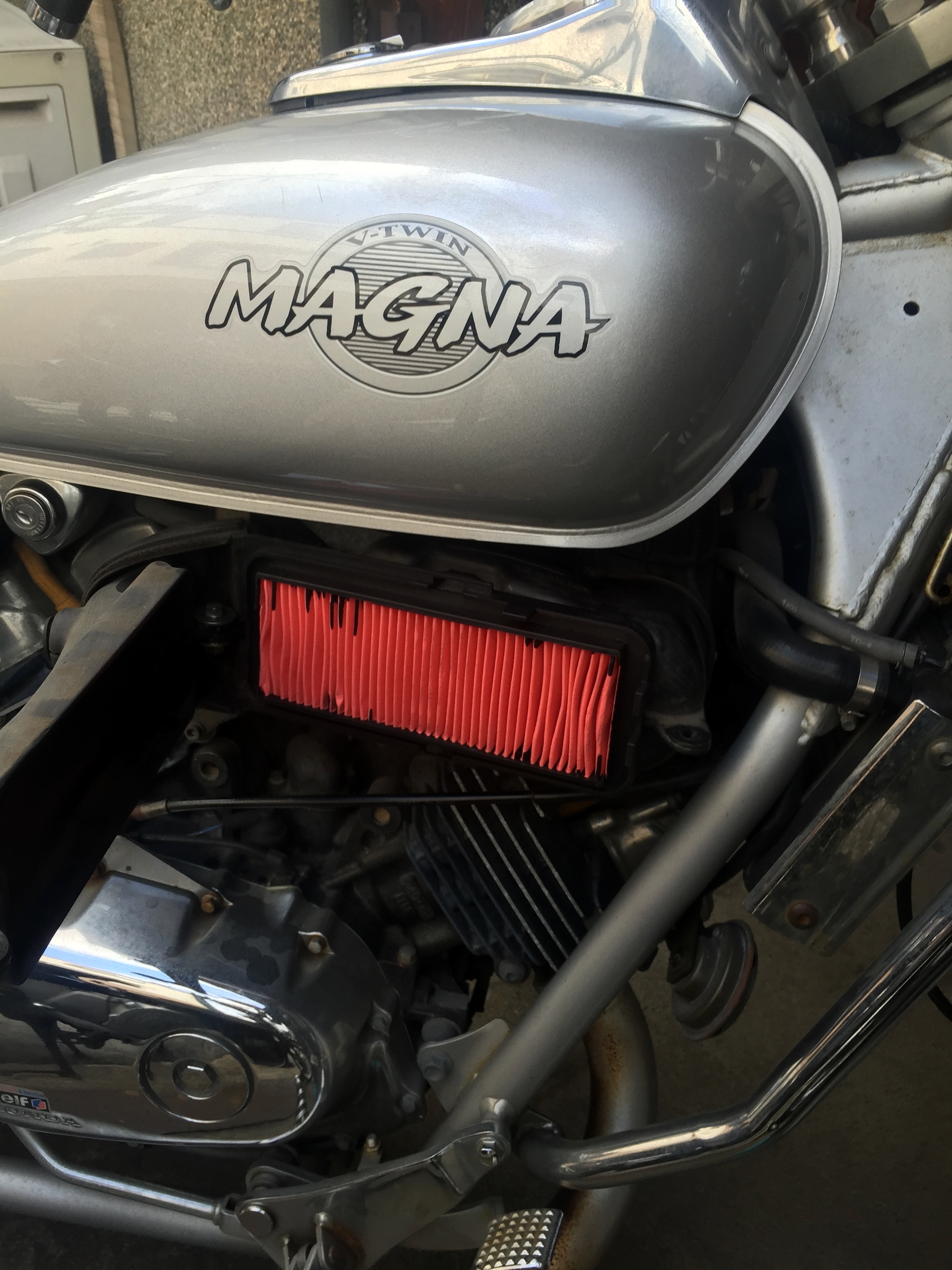 マグナ250のエアーフィルター交換の作業だ。 | りゅうちゃんバイク修理.COM