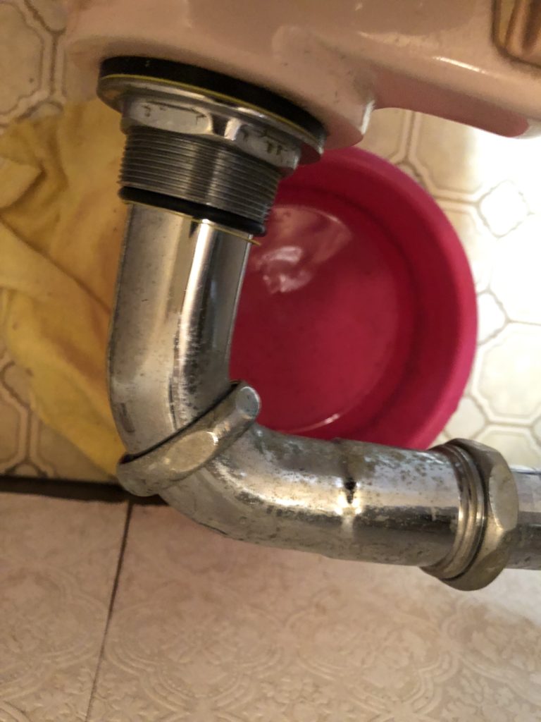 【トイレのトラブルを解決】便器の配管の水漏れ修理。ゴムパッキン交換をしていると思わぬ落とし穴が、、