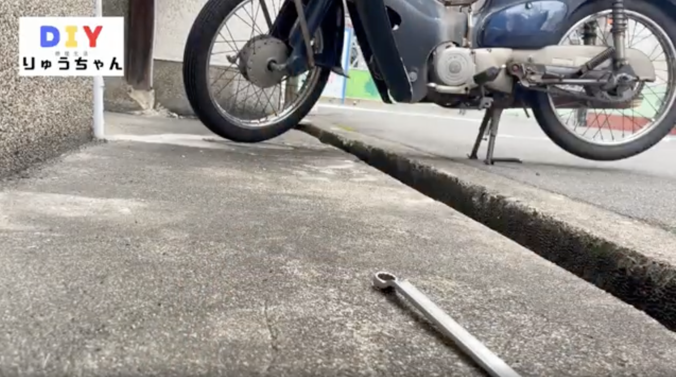 センタースタンドで立てたカブ