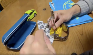 ベルト調整後のアルマーニ腕時計