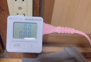エコチェッカーで電気あんかの通電を確認している様子