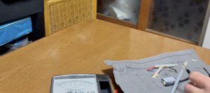 テスターで温度ヒューズの断線を確認している様子