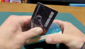 Panasonic RQ-CW05 ケースをカードでこじ開ける作業