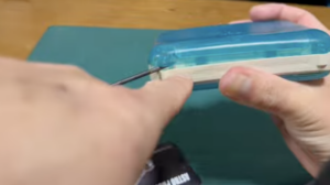 マイナスドライバーを使わずカードでケースを浮かせる工程