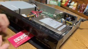 B-CASカードを取り外して基板の引っかかりを防ぐ作業