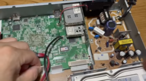 電源基板を取り外すための配線コネクタの取り外し作業
