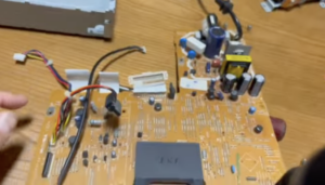 取り外したD-BZ500の電源基板全体の状態