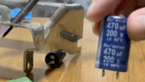 新品の470uF200V電解コンデンサーに交換した状態