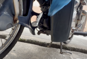 17mmレンチでタペットキャップを取り外す様子
